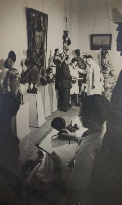 Quinquela junto a las infancias mientras dibujan