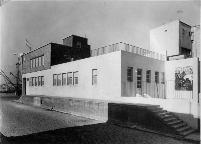 Lactario, desde la calle Palos. Hacia el sector de la derecha de esta fotografía, se puede observar el mural del artista y creador de esta institución, Benito Quinquela Martín.