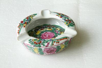 Cenicero de cerámica floreado