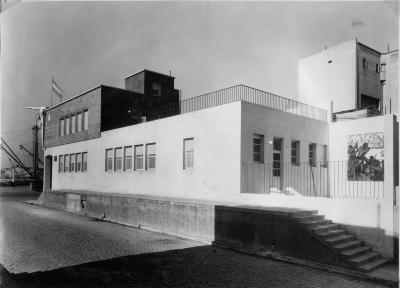 Lactario, desde la calle Palos. Hacia el sector de la derecha de esta fotografía, se puede observar el mural del artista y creador de esta institución, Benito Quinquela Martín.