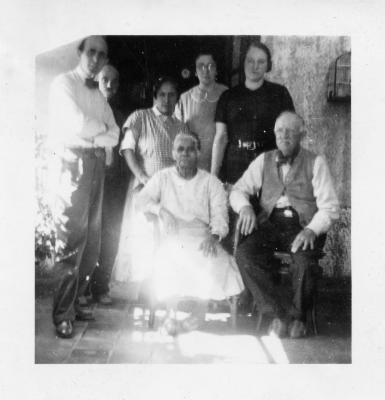 Quinquela y familia 1935