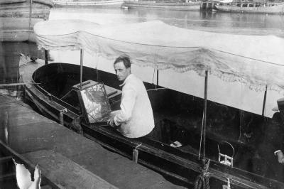 Quinquela en lancha estudio 1934