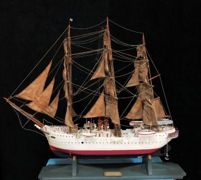 Maqueta de barco, quilla roja y blanca