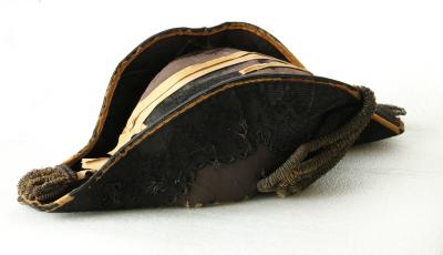 Sombrero bicornio perteneciente a BQM, a su traje de la Orden del Tornillo