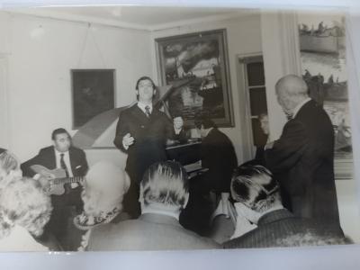 Mariano Mores en Casa museo y Nito Mores, su hijo, cantando