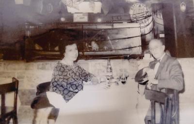 Quinquela Martín en un restaurante con una amiga