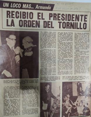 Quinquela Martín le entrega la Orden del Tornillo a Alberto J. Armando