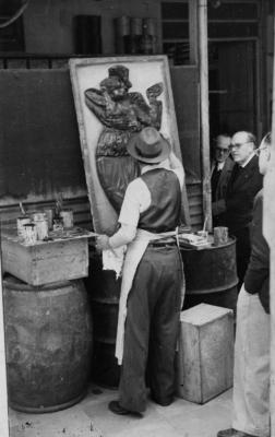 Quinquela pintando la escultura de Hoffman. 2