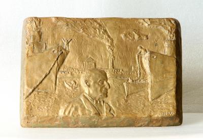Altorrelieve con figura de BQM