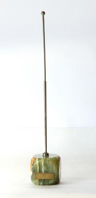 Portabanderín con inscripción: Benito Quinquela Martín 13/08/1970